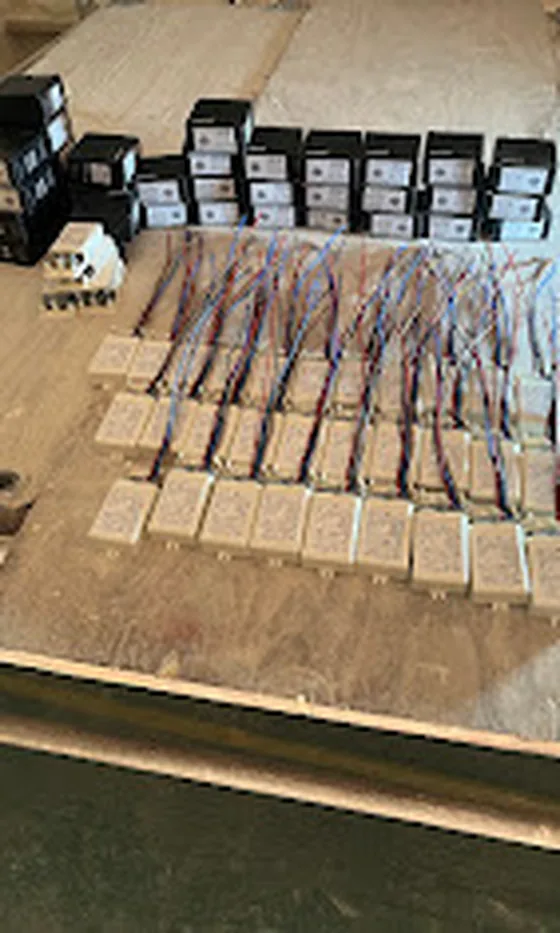 Vorbereitete Kabel und Komponenten in der Werkstatt
