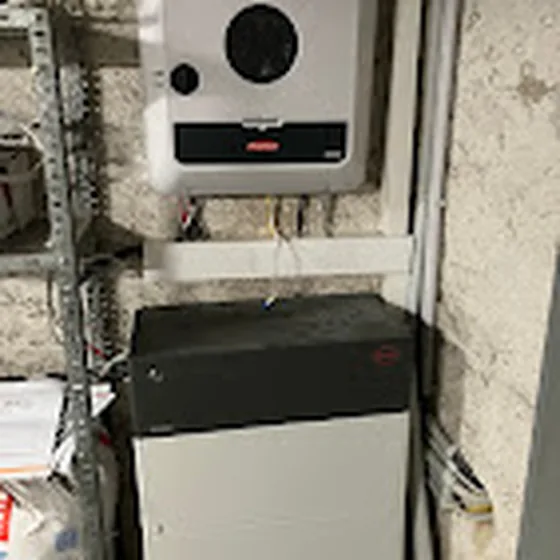 Installierte Gebäudetechnik an der Wand